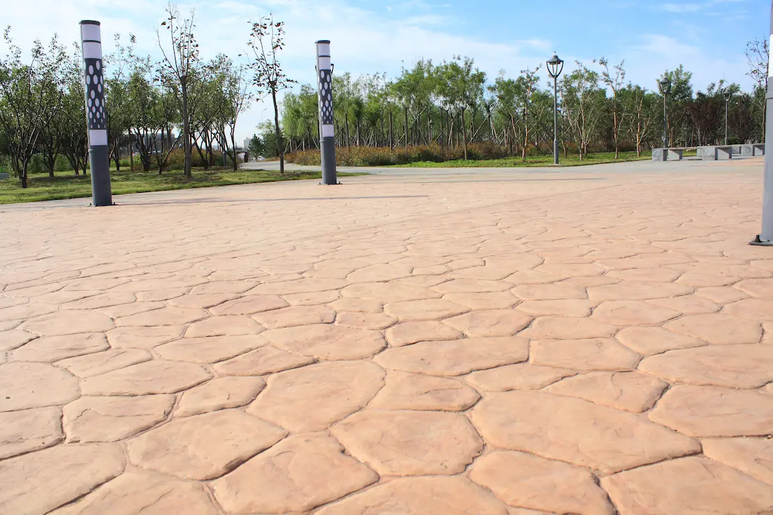 Zona de relax de una universidad con piso de hormigón estampado