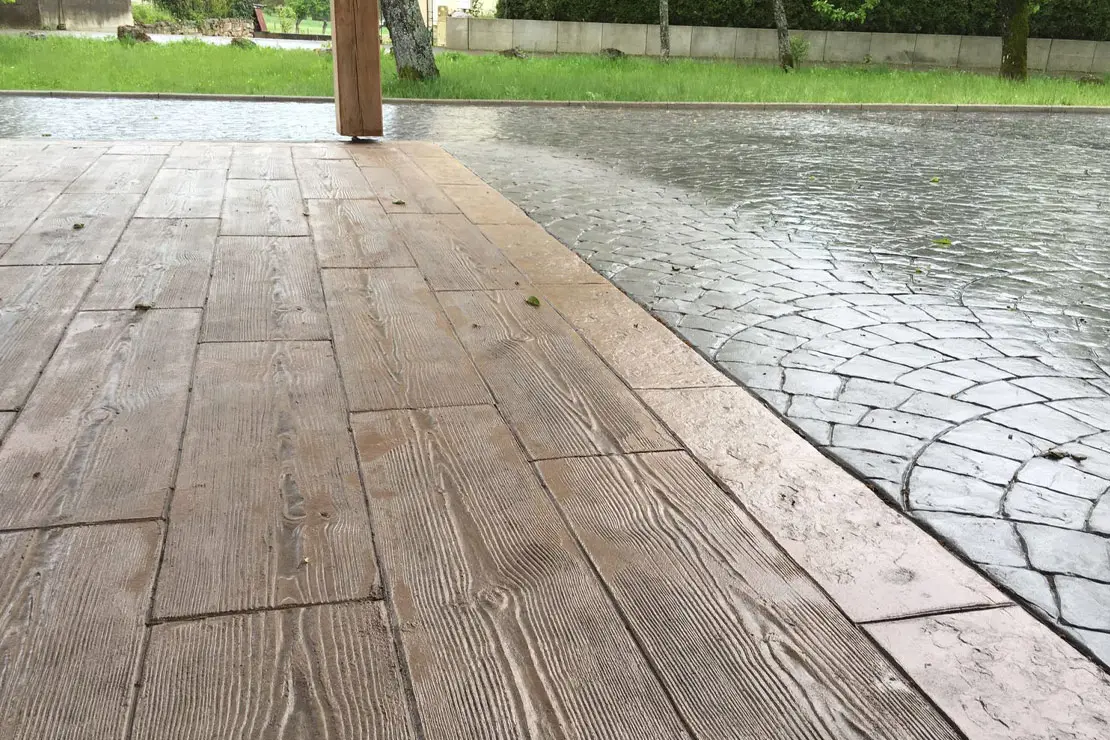 Hormigón impreso con aspecto de madera en la zona posterior de un hogar.